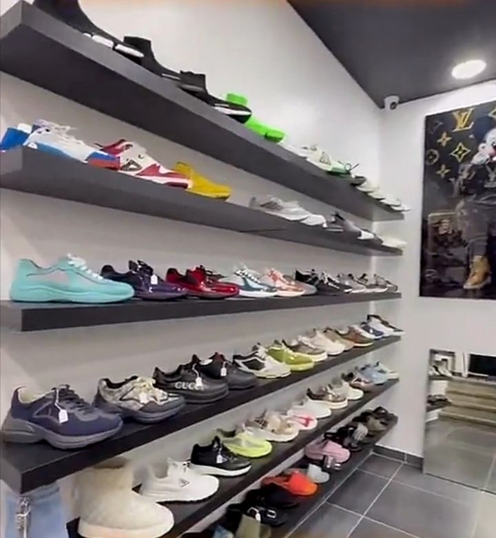 Le mur de sneakers de luxe dans la boutique Moutchatcho